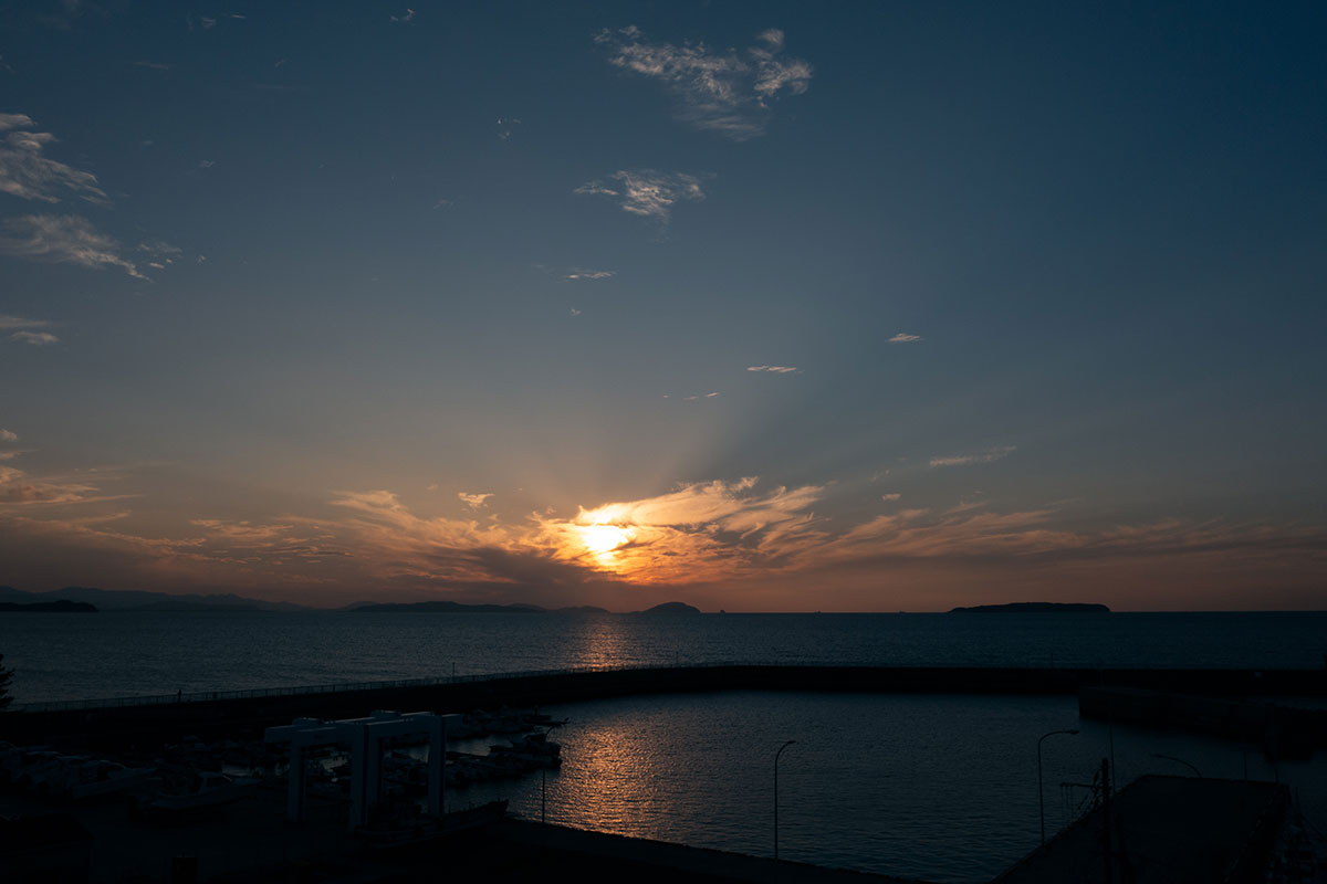 ドローン空撮からみる、海に沈む夕日が見える町・福岡県福津市