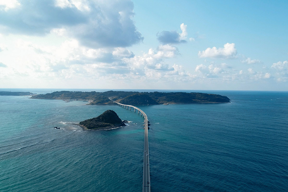 ドローン空撮からみる、海を一望できる山口県・角島大橋