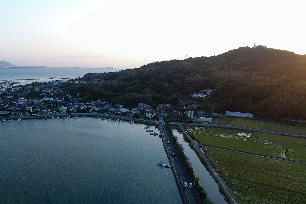 「ドローン空撮からみる、漁港の町並み」記事内画像