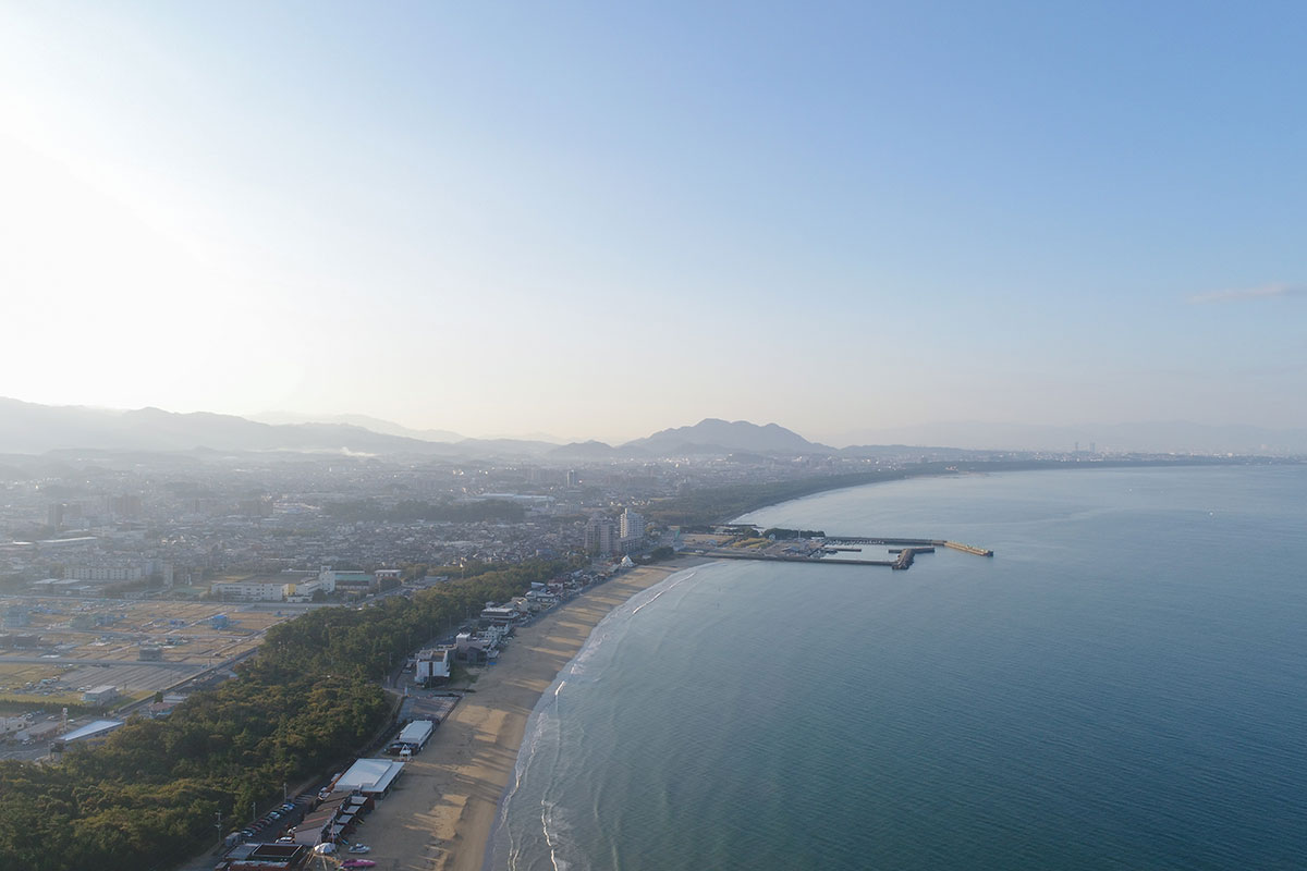 「ドローン空撮からみる、海辺の朝陽」記事内画像