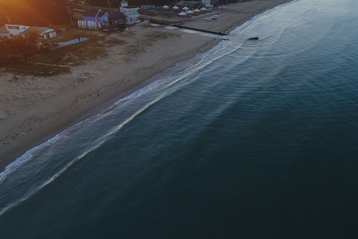 「ドローン空撮からみる、海辺の朝陽」記事内画像