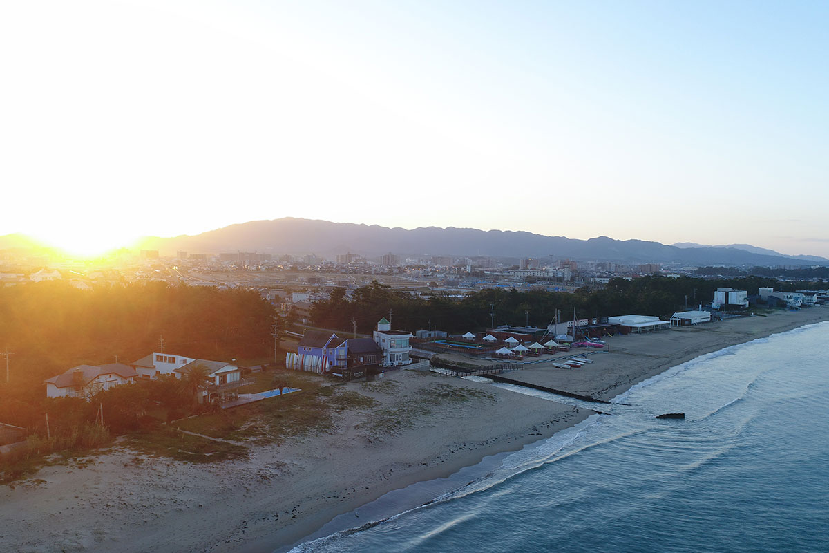 ドローン空撮からみる、海辺の朝陽