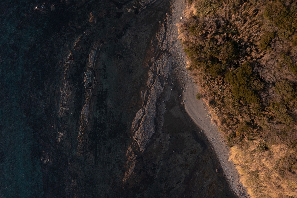 「ドローン空撮からみる、崖」記事内画像